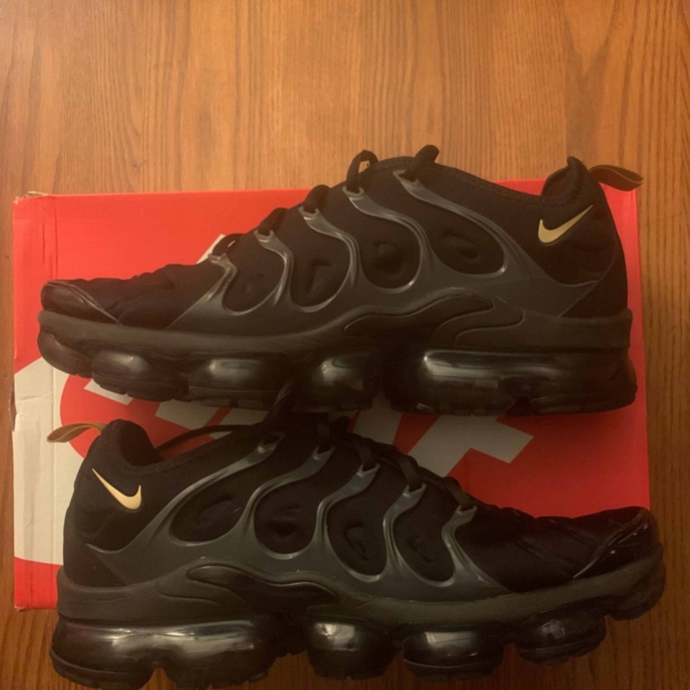 gold and black vapormax plus